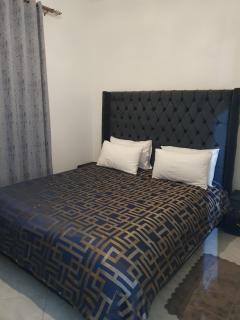 Big H Apartments - 2 bedrooms - 2 bathrooms - Sittingroom - kitchen - free parking- free wifi - Fully furnished - 4