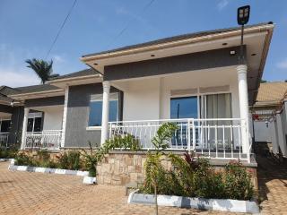 Big H Apartments - 2 bedrooms - 2 bathrooms - Sittingroom - kitchen - free parking- free wifi - Fully furnished - 1