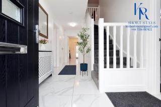 6BDR Stylist Home - 4 Parking Family & Contractor - 1