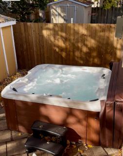 Spacious 8 bed stay - HOT TUB, Patio, fireplace, 3 full bathrooms private home in Moncton - 9