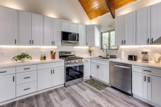 Deck and Views Modern Cabin Near Lake Arrowhead! - 7