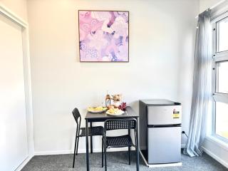 Hillcrest Retreat - Cozy Studio with Private Entry - 6