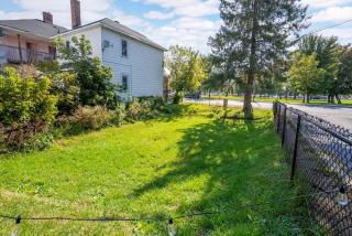 Happy Haven- 5 mins to St Lawrence College-Water - 1