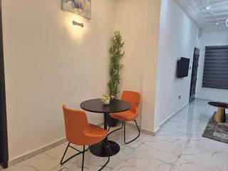 Une chambre salon avec cuisine - 4