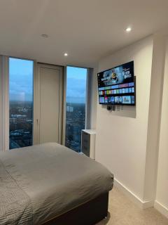 Modern 2 Bed Penthouse with Stunning views in Manchester City Center - 4