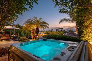 Stunning Bayview Oasis: Pool Spa Views Games - 9