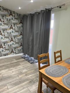 Charming Aldershot Home - Free Parking - 9