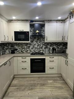 Charming Aldershot Home - Free Parking - 5