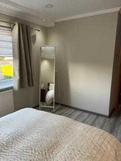 Charming Aldershot Home - Free Parking - 2