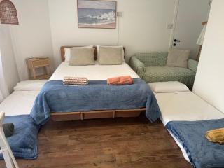 10 min walk to beach & cafes and a quiet private garden - 5