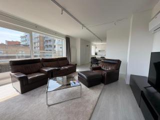 Stylish 3-bedroom apartment with sea view - 0