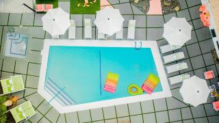 2 Rooms Sleeps 8 Retro Hotel w Pool Wesley King Studio Buyout by AvantStay - 9