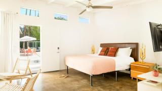 2 Rooms Sleeps 8 Retro Hotel w Pool Wesley King Studio Buyout by AvantStay - 5