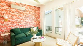 2 Rooms Sleeps 8 Retro Hotel w Pool Wesley King Studio Buyout by AvantStay - 2