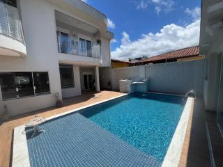 Pé na areia à 50m da Praia com Piscina, Churrasqueira, 5 quartos e 3 Vg de garagem, - 0