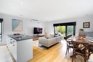 Stylish Coastal Retreat - 4