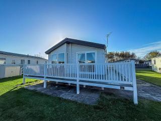 Beautiful Lodge With Decking In Hunstanton At Manor Park Ref 23195K - 1
