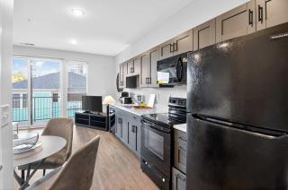 Stylish Downtown Escape Near IU and Cafes - 6