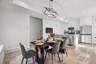 2 in 1 Modern Retreat 4BR House Private Lower Suite - 0