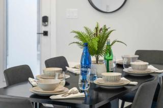 2 in 1 Modern Retreat 4BR House Private Lower Suite - 8