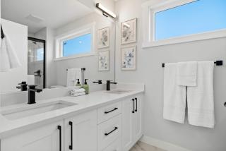 2 in 1 Modern Retreat 4BR House Private Lower Suite - 6