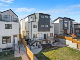 2 in 1 Modern Retreat 4BR House Private Lower Suite - 5