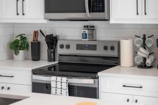 2 in 1 Modern Retreat 4BR House Private Lower Suite - 1