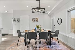 2 in 1 Modern Retreat 4BR House Private Lower Suite - 3