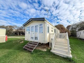 Wonderful 6 Berth Caravan For Hire At Manor Park, Hunstanton, Norfolk Ref 23028S - 1