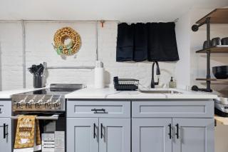 Airport Haven - Cozy 2BR Apt 5 Min Away - 8