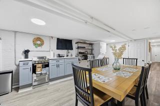 Airport Haven - Cozy 2BR Apt 5 Min Away - 0