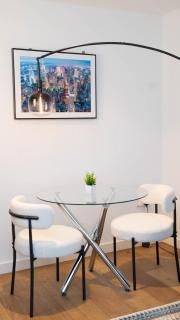 City Centre 1BR Business and Tourist 1kingsize bed and 1 single bed - 2