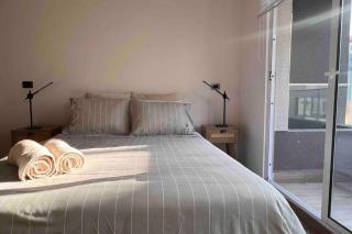 Comodo con aire acondicionado y estacionamiento - 0