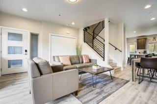 4BD Home w Rooftop Patio Fire Pit & Mountain Views - Colorado Springs - 2