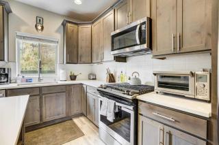 4BD Home w Rooftop Patio Fire Pit & Mountain Views - 1