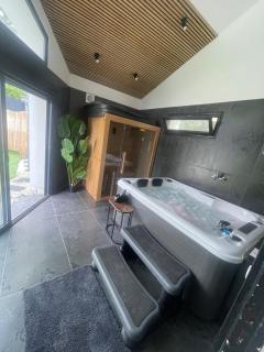 Cozy Loft with Sauna and Hot Tub - 0