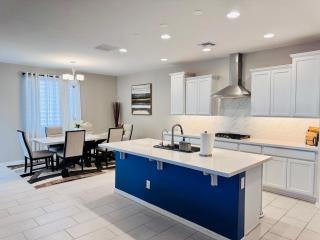 Friendly Host Near Loop 202 with Mountain views - 1