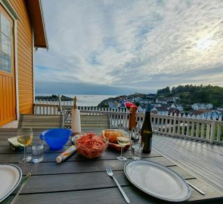 Beach Cabin With Views Over Sogndalstrand - 1