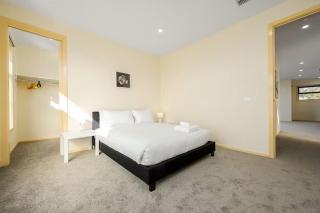 Fantastic Large Family Home, 6 Mins to Melbourne Airport - 1