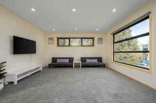 Fantastic Large Family Home, 6 Mins to Melbourne Airport - 7