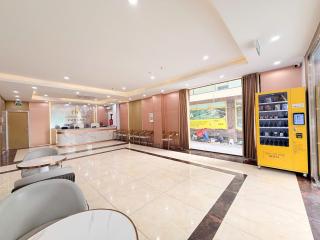 Crowne Plaza Hotel - 8