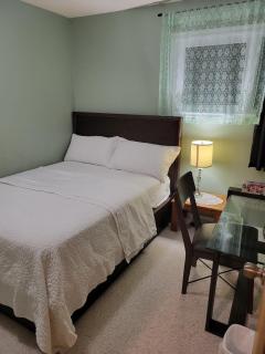 Singleton Room in a pet and smoke-free home - 2