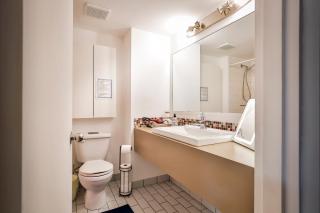 Beautiful APARTMENT - GORGEOUS VIEW of the city - 7 MINUTE WALK TO METRO - SELF CHECK IN - 5