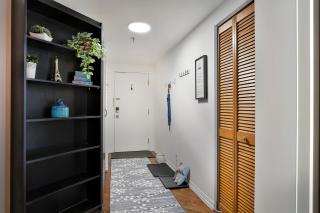 Beautiful APARTMENT - GORGEOUS VIEW of the city - 7 MINUTE WALK TO METRO - SELF CHECK IN - 6