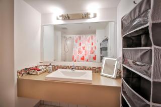 Beautiful APARTMENT - GORGEOUS VIEW of the city - 7 MINUTE WALK TO METRO - SELF CHECK IN - 7