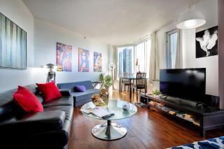 Beautiful APARTMENT - GORGEOUS VIEW of the city - 7 MINUTE WALK TO METRO - SELF CHECK IN - Montreal - 7