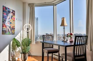 Beautiful APARTMENT - GORGEOUS VIEW of the city - 7 MINUTE WALK TO METRO - SELF CHECK IN - Montreal - 8