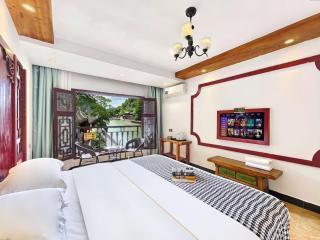 Fenghuang Tujia Ethnic Minority River View Hotel - 6