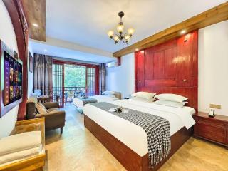 Fenghuang Tujia Ethnic Minority River View Hotel - 1