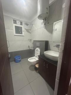 Sukoon Retreat modern 1bhk Apartment Mountain View free parking - 8